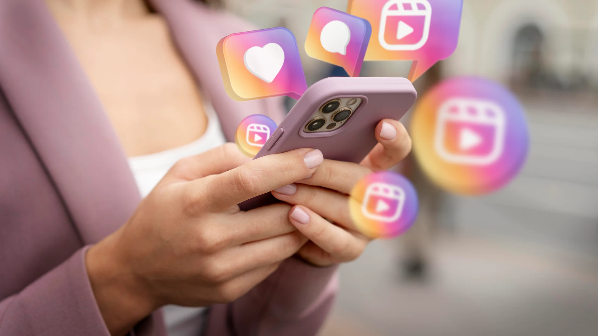 Mujer utilizando su teléfono con iconos flotantes de Instagram como corazones, reels y mensajes, representando la interacción en redes sociales.
