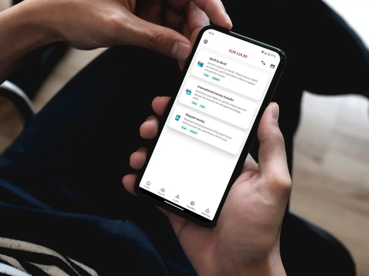 Persona usando la aplicación Skrill