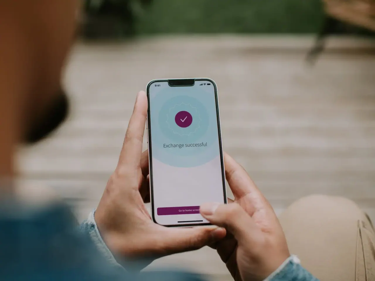 Pantalla de móvil mostrando pago exitoso con Skrill, ejemplo del mejor método de pago para OnlyFans.