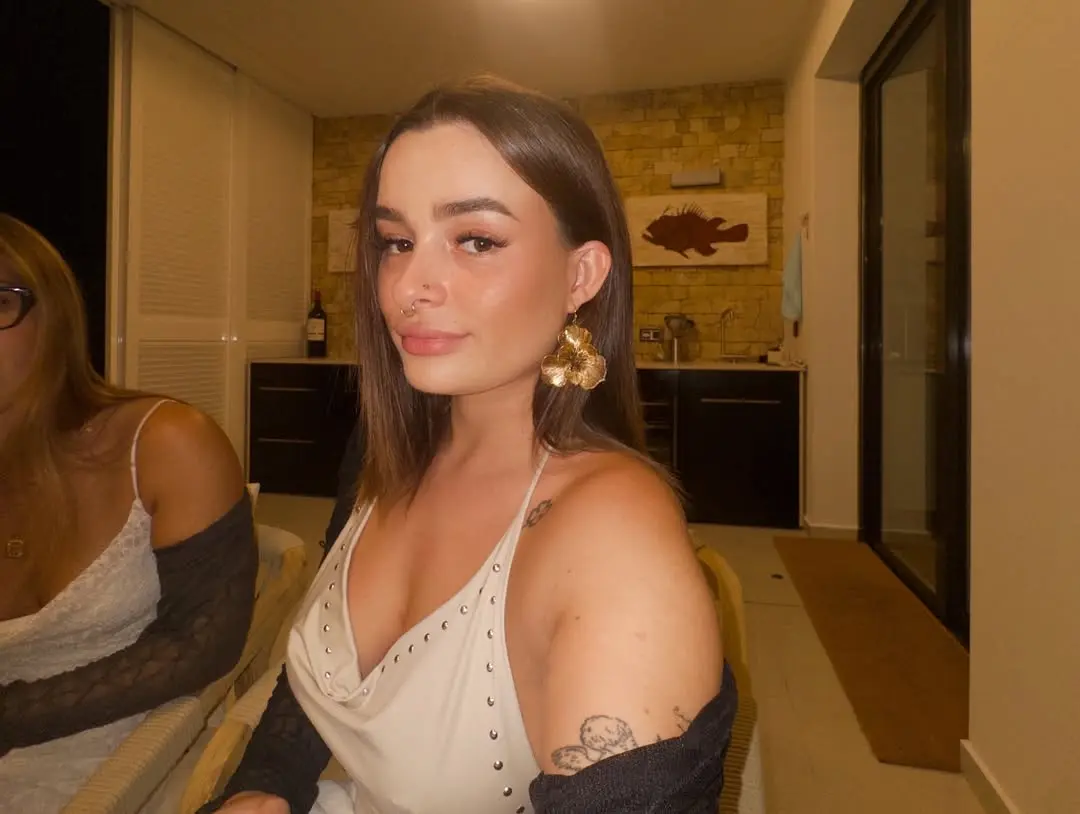 Creadora de contenido OnlyFans minimalista y elegante