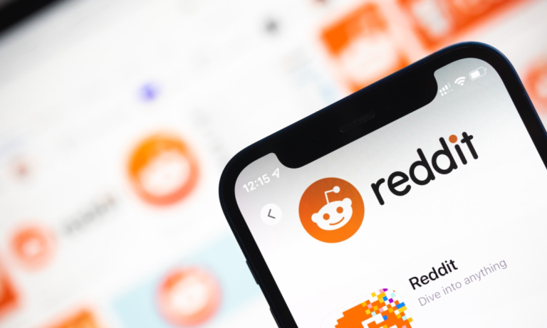 Pantalla de inicio de Reddit con su logotipo en color naranja, representando Los mejores subreddits para promocionar tu perfil de OnlyFans.