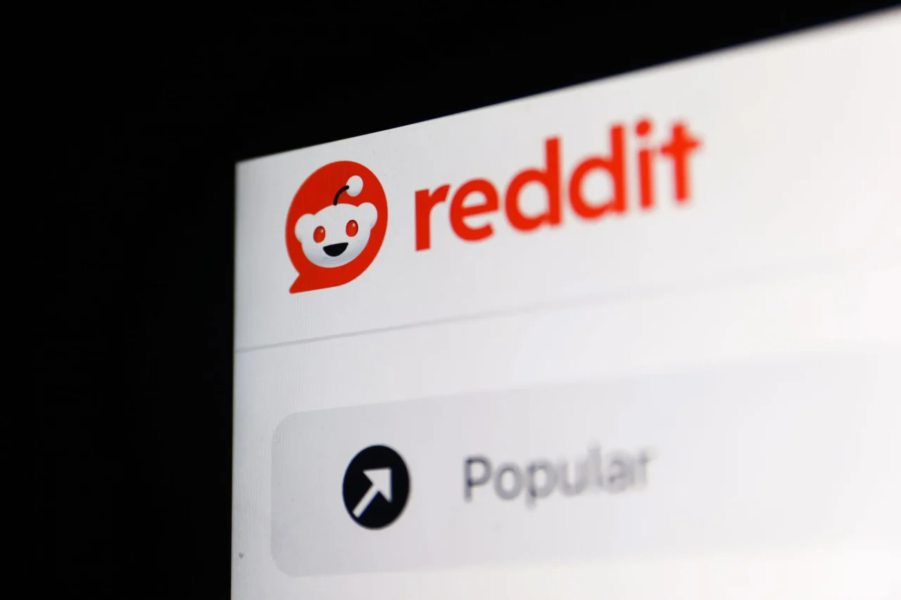 Aplicación de Reddit abierta en un teléfono móvil, una de las principales plataformas para compartir contenido y conectar con comunidades online.