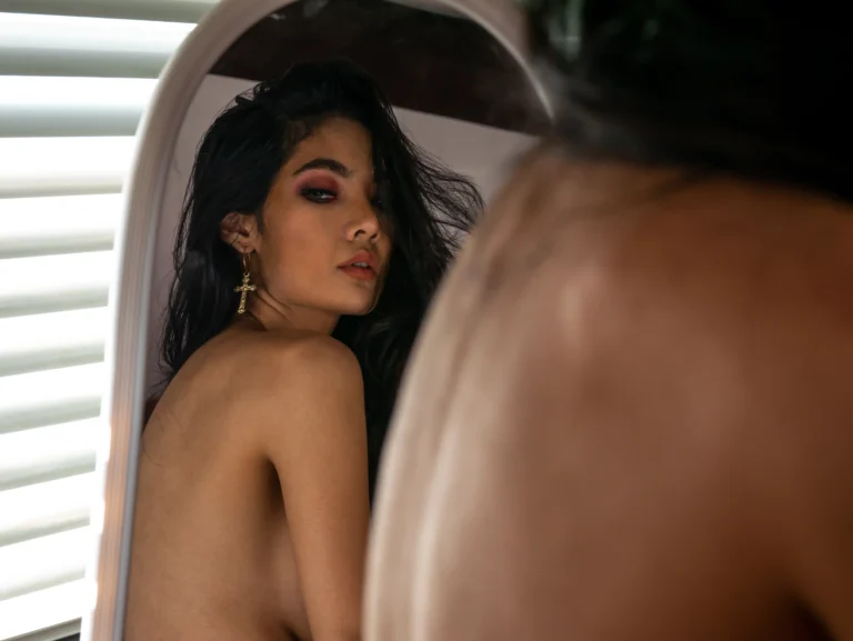 Retrato artístico de una modelo posando frente al espejo, representando el tipo de contenido estético que comparten las creadoras de OnlyFans en España.
