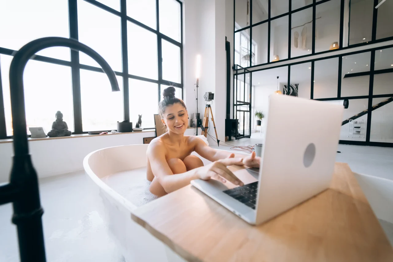 Creadora trabajando desde la bañera con su portátil