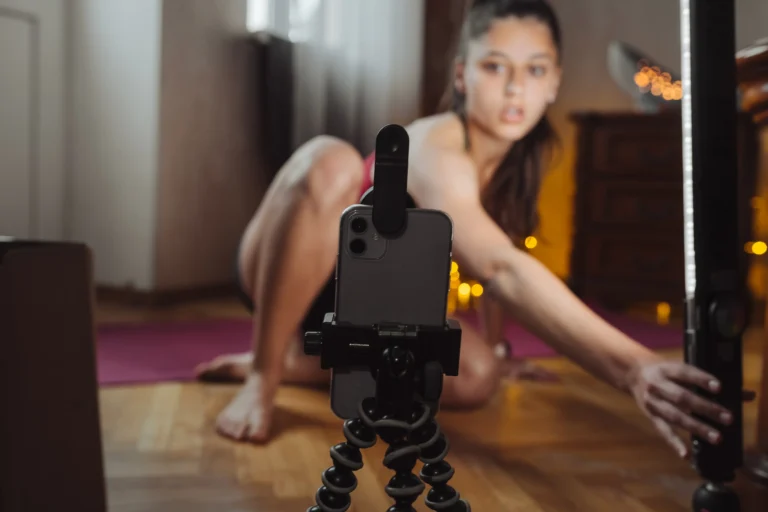Creadora de contenido preparando una grabación casera con su móvil para OnlyFans