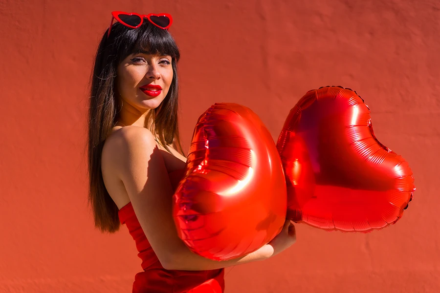 Cautivante mujer con 2 corazones