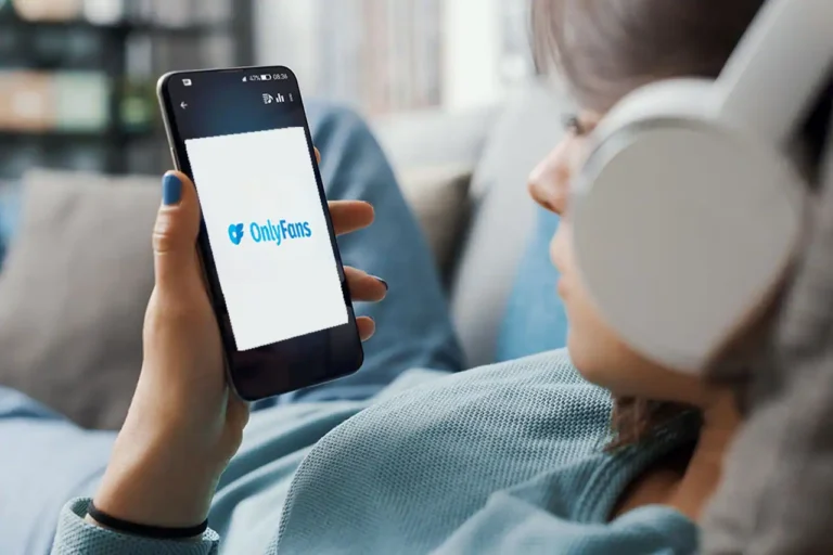 Mujer usando el celular con la aplicación de OnlyFans abierta, ejemplo de cuánto cuesta OnlyFans para suscriptores.