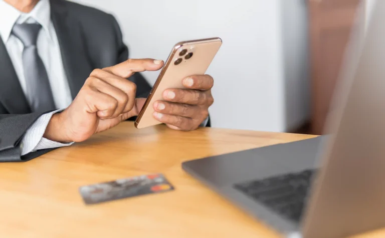 Persona comprando cuentas de Reddit para OnlyFans con tarjeta de crédito y smartphone