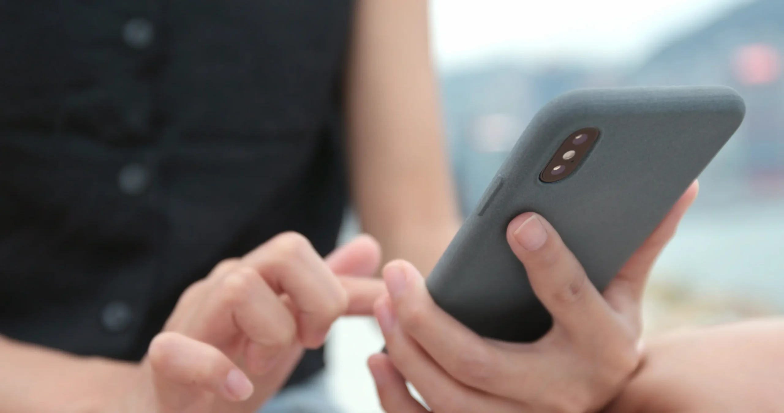 Persona con movil en sus manos